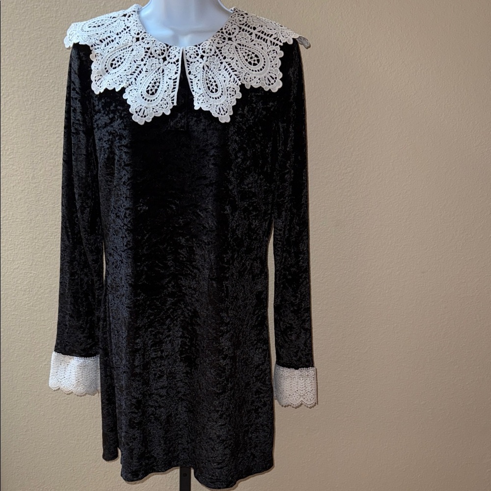 Trick N’ Treatz Wednesday Adams’s Black Velvet Dress with White Lace Collar Sz L